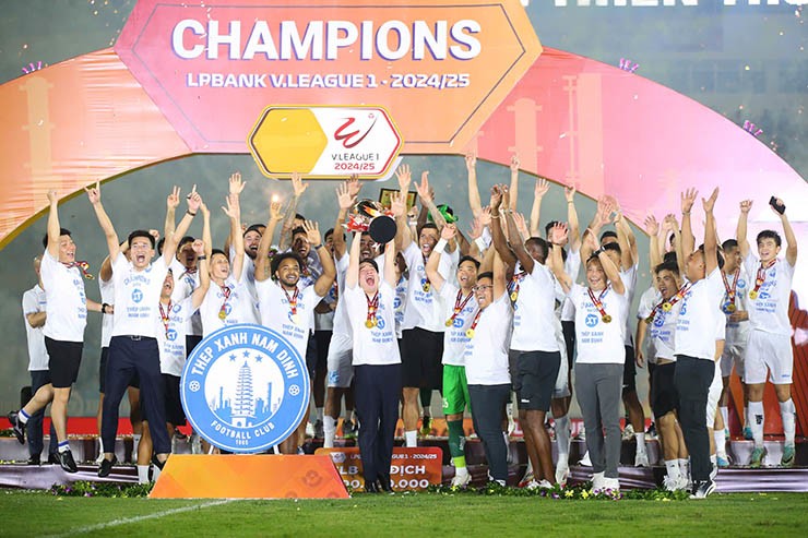 Nam Định rạng rỡ nâng cúp V-League, fan vây kín sân Thiên Trường chia vui - 2