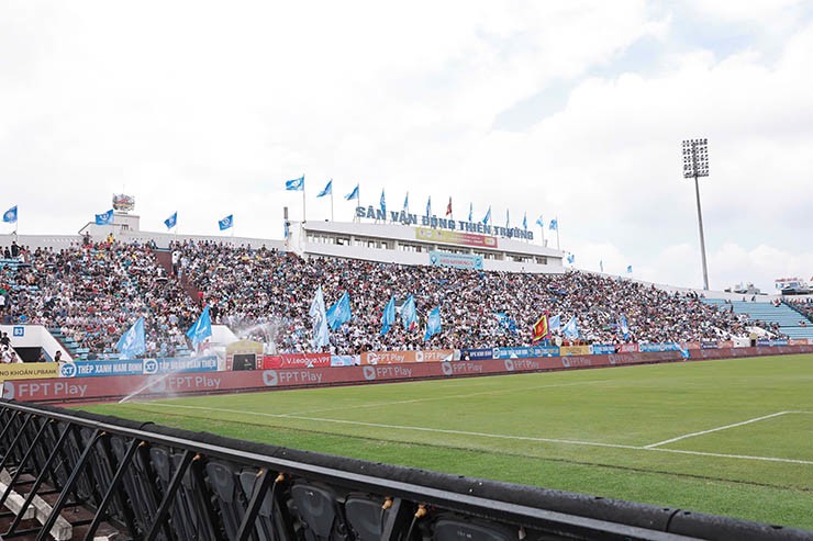 Nam Định rạng rỡ nâng cúp V-League, fan vây kín sân Thiên Trường chia vui - 13