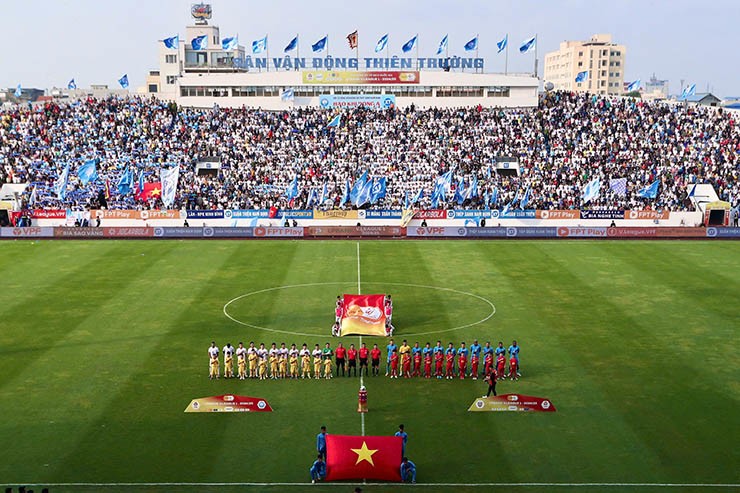 Nam Định rạng rỡ nâng cúp V-League, fan vây kín sân Thiên Trường chia vui - 11