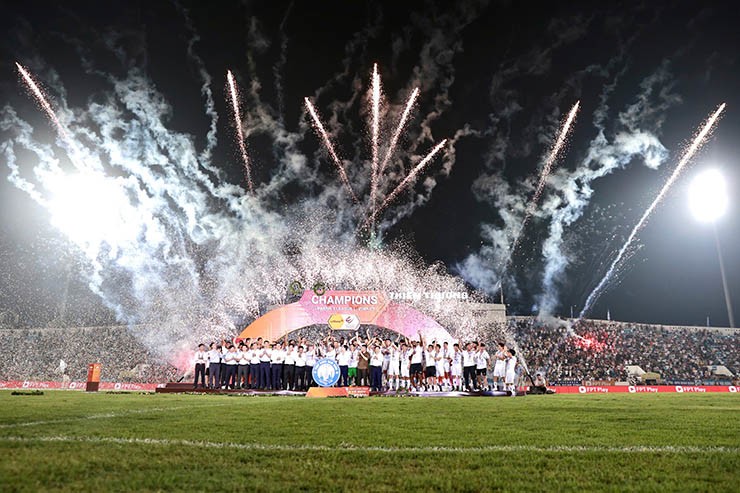 Nam Định rạng rỡ nâng cúp V-League, fan vây kín sân Thiên Trường chia vui - 10