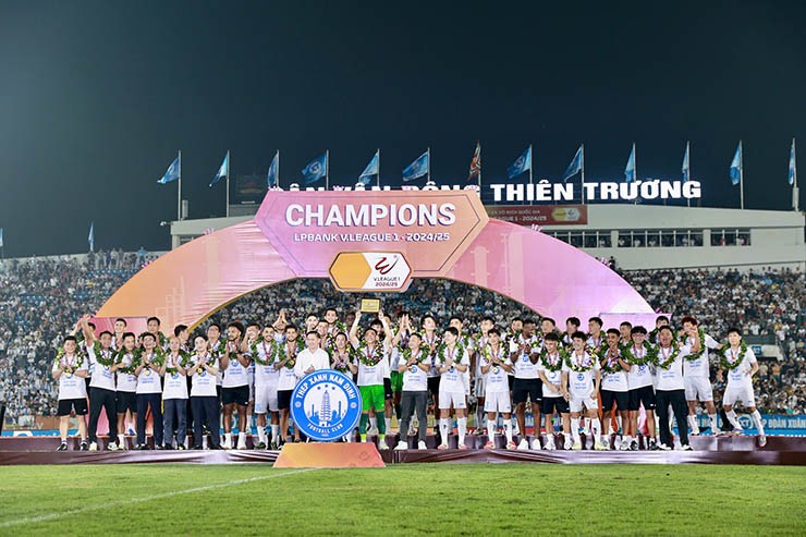Nam Định rạng rỡ nâng cúp V-League, fan vây kín sân Thiên Trường chia vui - 8