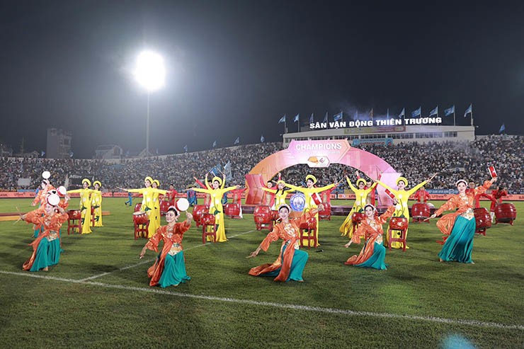 Nam Định rạng rỡ nâng cúp V-League, fan vây kín sân Thiên Trường chia vui - 7