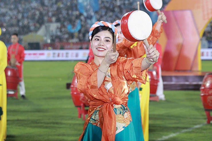 Nam Định rạng rỡ nâng cúp V-League, fan vây kín sân Thiên Trường chia vui - 6
