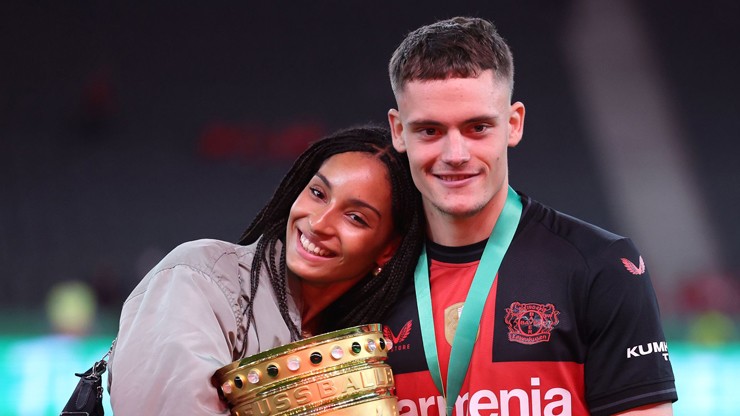 Nhan sắc nổi bật của bạn gái Florian Wirtz