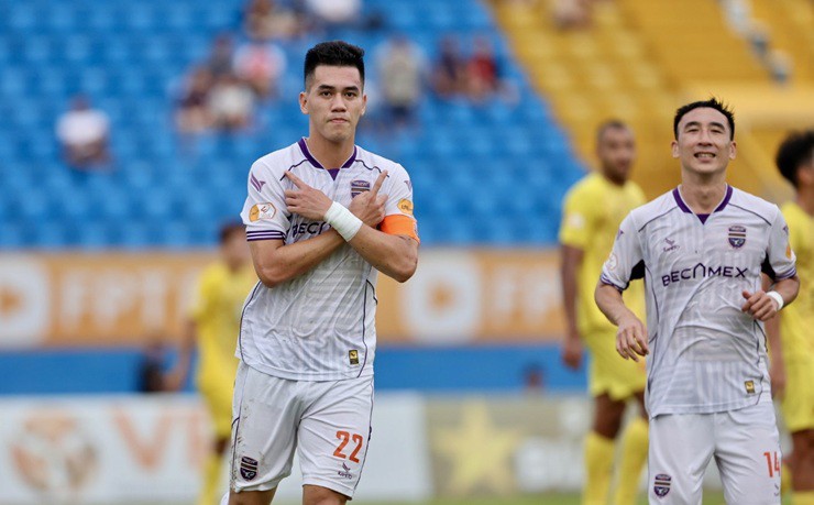Tiến Linh trở thành cầu thủ nội đầu tiên đoạt "Vua phá lưới" V-League sau 8 năm