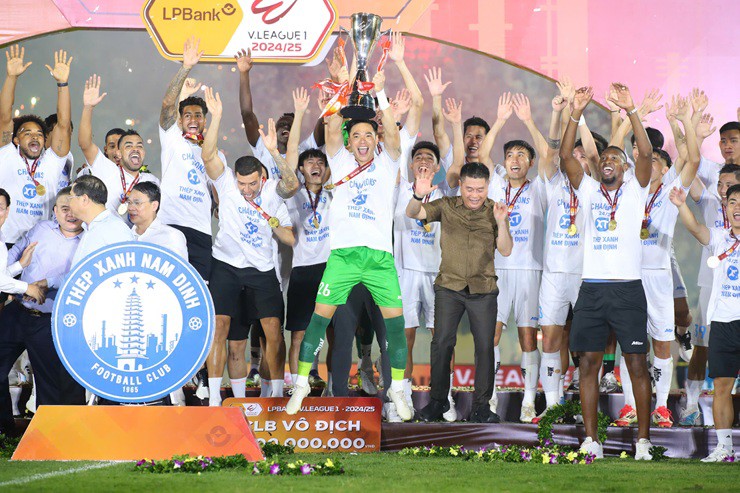 Nam Định nâng cao chức vô địch V-League mùa giải thứ 2 liên tiếp