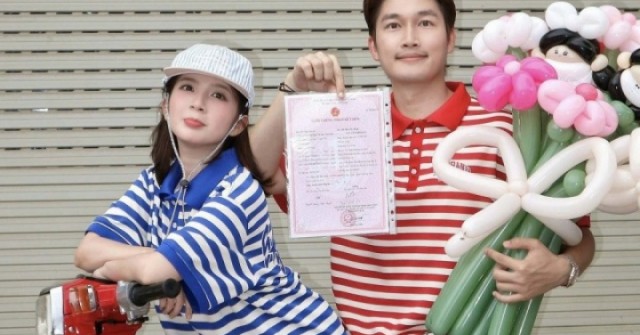 Đình Tú - Ngọc Huyền khoe giấy đăng ký kết hôn