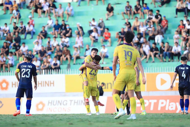 Hà Nội giành chiến thắng đậm đà 4-2. Kết quả này đồng nghĩa Bình Định phải xuống hạng.