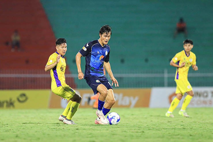 Tâm điểm ở vòng đấu cuối V-League là trận đấu giữa Bình Định (áo xanh)&nbsp;và Hà Nội trên sân Quy Nhơn.