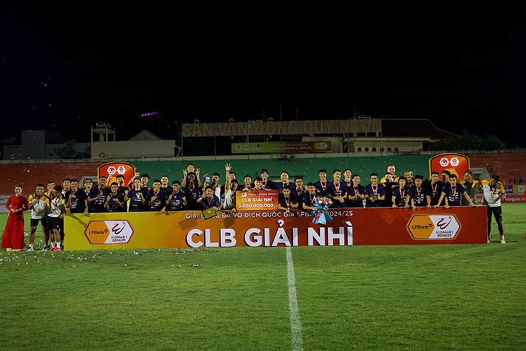 Trong khi đó, CLB Hà Nội kết thúc mùa giải ở vị trí thứ hai với 49 điểm, kém nhà vô địch Nam Định 8 điểm.