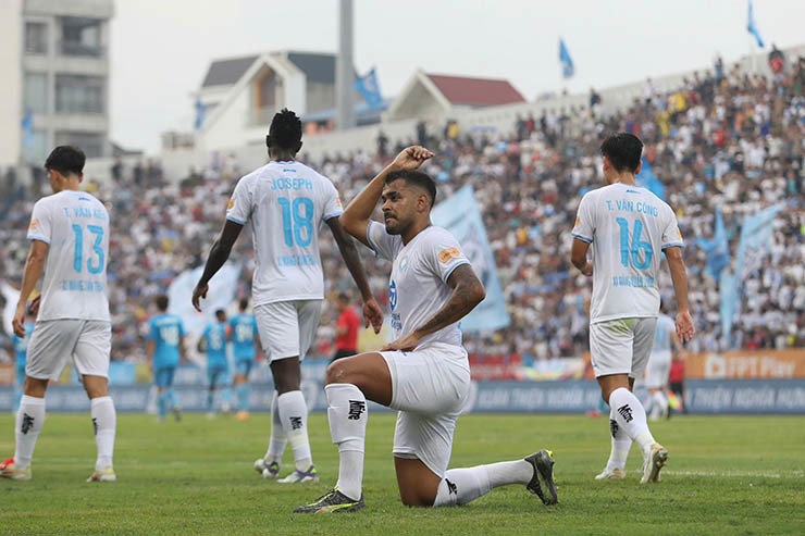 Ngày hạ màn V-League 2025, CLB Nam Định đánh bại Hồng Lĩnh Hà Tĩnh 1-0 ở vòng đấu cuối trên sân nhà, khép lại mùa giải thành công năm thứ 2 liên tiếp của đội bóng thành Nam khi họ lên ngôi vô địch sau 17 trận thắng, 6 hòa, 3 trận thua, được  57 điểm. 
