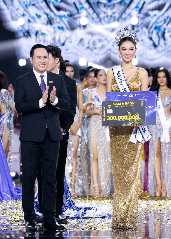 Đại diện Nam A Bank, ông Hà Huy Cường – Phó Tổng giám đốc trao giải cho tân Hoa hậu Hoàn vũ Việt Nam 2025.