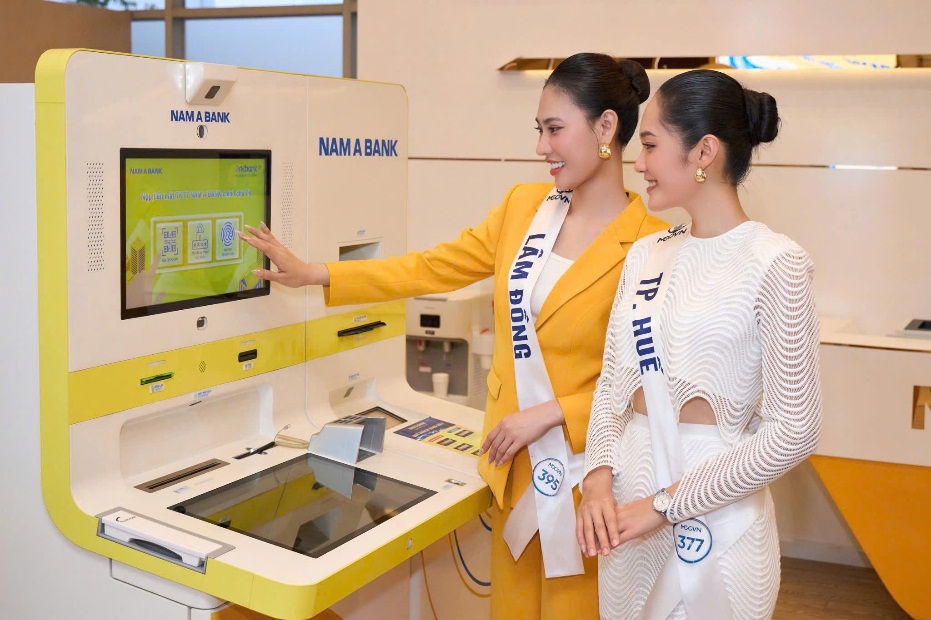 Trước đó, các thí sinh trải nghiệm không gian giao dịch tại Nam A Bank