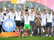 Nam Định rạng rỡ nâng cúp V-League, fan vây kín sân Thiên Trường chia vui
