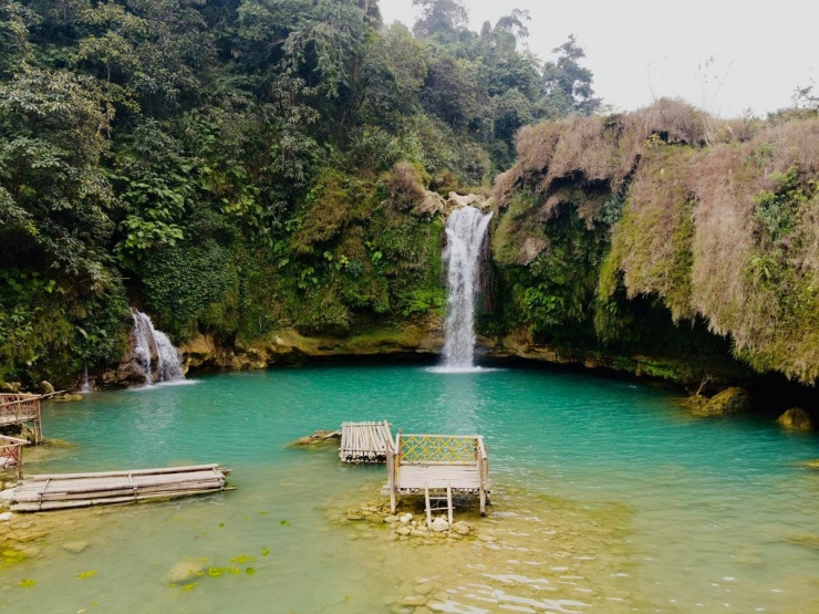 Du khách đến đây có thể trải nghiệm cảm giác thư giãn khi ngồi trên bè tre bồng bềnh, hay thuê thuyền sup giá 30.000 đồng để chèo ra giữa dòng, ghi lại những khoảnh khắc từ góc chụp trên cao – đặc biệt là tại tầng thác thứ hai, nơi được nhiều người đánh giá là “góc sống ảo đỉnh cao”.