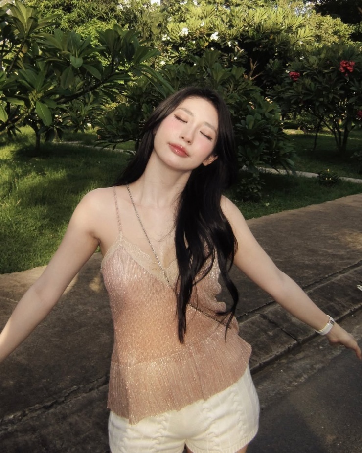 Trang phục này không chỉ tôn lên vóc dáng mảnh mai mà còn mang lại cảm giác thoải mái, hòa mình vào thiên nhiên.