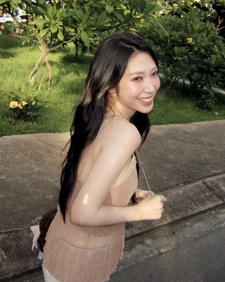 Cô tự do tạo dáng, lúc thì tinh nghịch với chú cún cưng, lúc lại cười tươi bên bãi cỏ xanh ngát, thể hiện sự tận hưởng trọn vẹn từng khoảnh khắc bình yên.