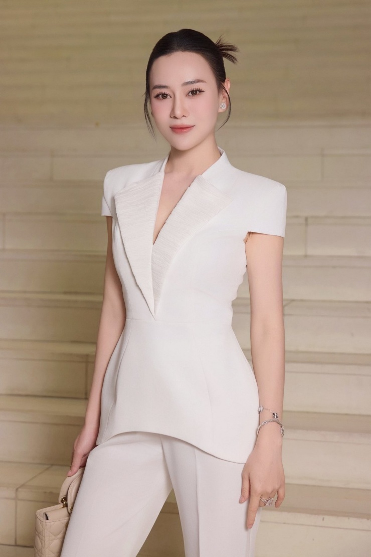 Trong bộ ảnh mới, Phương Oanh lựa chọn set đồ vest trắng tinh khôi, được thiết kế tinh tế, ôm sát cơ thể giúp tôn lên vóc dáng thon gọn.