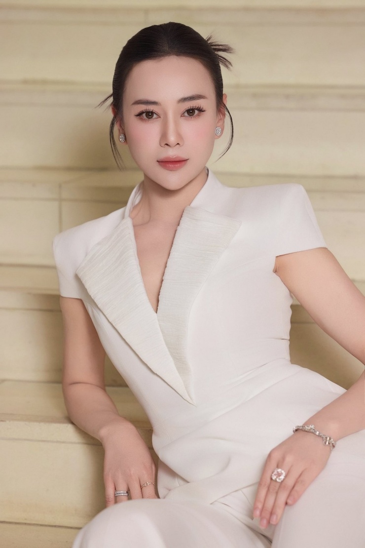 Mái tóc búi gọn gàng, cùng lối trang điểm nhẹ nhàng nhưng sắc sảo đã hoàn thiện tổng thể một hình ảnh trưởng thành, chín chắn và đầy khí chất.