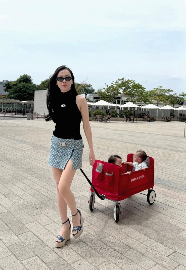 Mỗi lần lên đồ đi dạo phố cùng con, Phương Oanh được khen là "mẹ bỉm sữa sành điệu" với phong cách vừa thời thượng vừa giản dị, đầy thu hút.