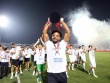 Xuân Son vỡ òa nâng cúp vô địch V-League, hạnh phúc trong vòng vây CĐV Nam Định