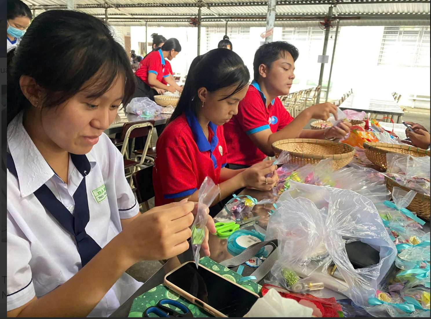 Giấu thầy hiệu trưởng, học sinh tạo bất ngờ cho cả trường - 2
