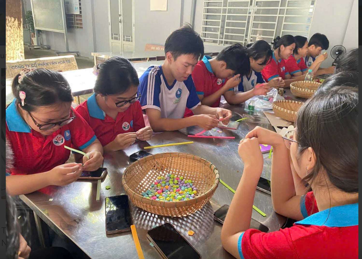 Chiến sĩ Hoa phượng đỏ "tăng ca", tranh thủ gấp hạc giấy và ngôi sao may mắn
