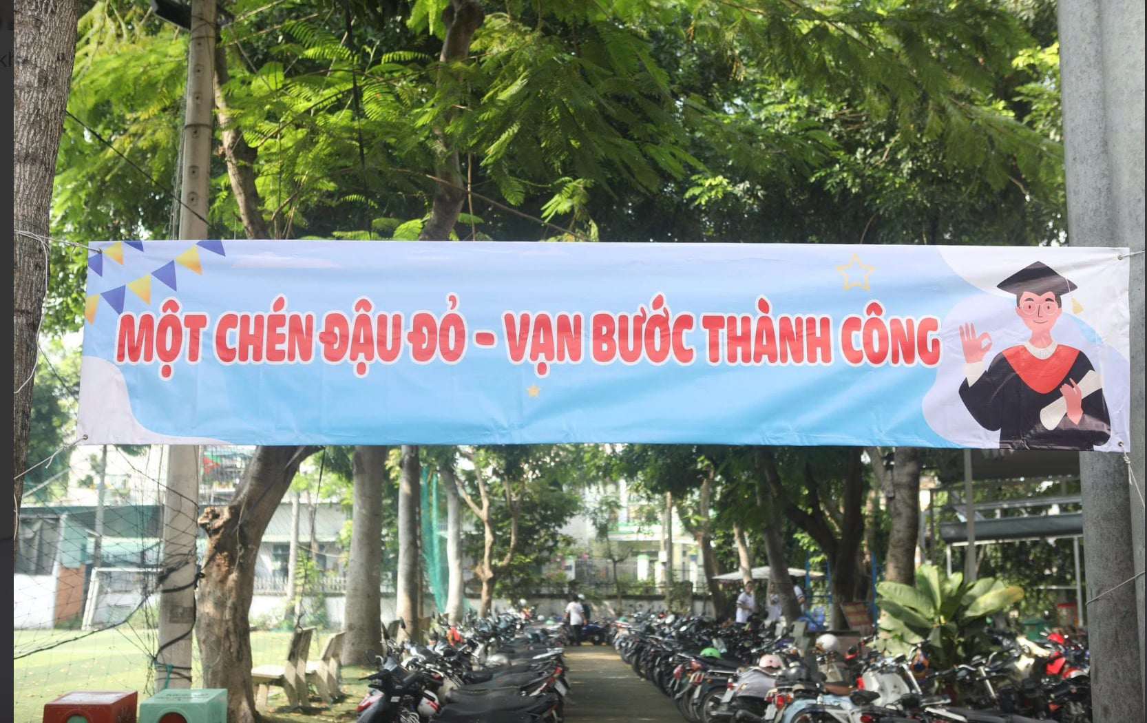 Giấu thầy hiệu trưởng, học sinh tạo bất ngờ cho cả trường - 7