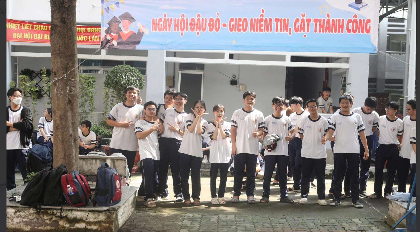 Slogan "siêu chất" dành tặng cho các sĩ tử
