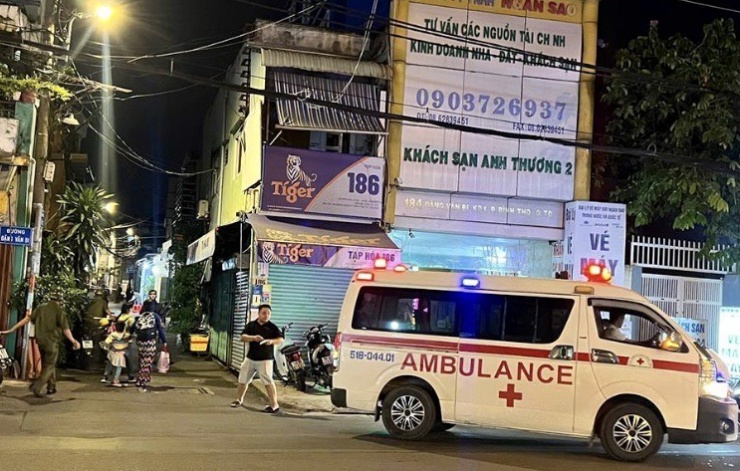 Thi thể nạn nhân được đưa ra khỏi hiện trường.