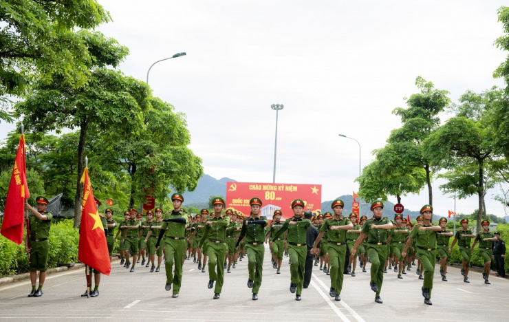 Mồ hôi thấm áo chiến sĩ CAND dưới nắng nóng 40 độ: Những hình ảnh xúc động trên thao trường, hướng đến lễ diễu binh 2/9 - 1