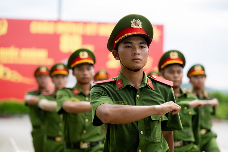 Mồ hôi thấm áo chiến sĩ CAND dưới nắng nóng 40 độ: Những hình ảnh xúc động trên thao trường, hướng đến lễ diễu binh 2/9 - 5