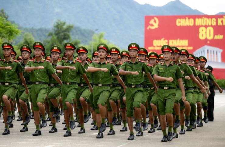 Mồ hôi thấm áo chiến sĩ CAND dưới nắng nóng 40 độ: Những hình ảnh xúc động trên thao trường, hướng đến lễ diễu binh 2/9 - 6