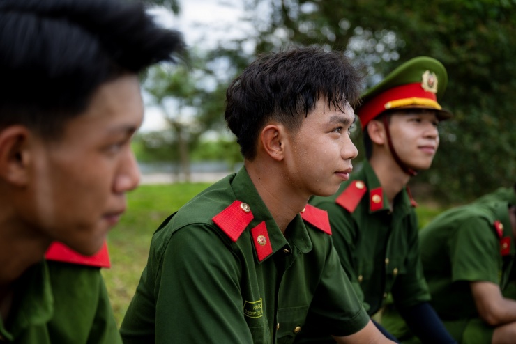 Mồ hôi thấm áo chiến sĩ CAND dưới nắng nóng 40 độ: Những hình ảnh xúc động trên thao trường, hướng đến lễ diễu binh 2/9 - 19