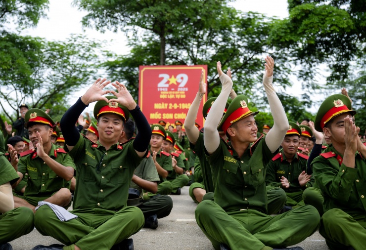 Mồ hôi thấm áo chiến sĩ CAND dưới nắng nóng 40 độ: Những hình ảnh xúc động trên thao trường, hướng đến lễ diễu binh 2/9 - 20