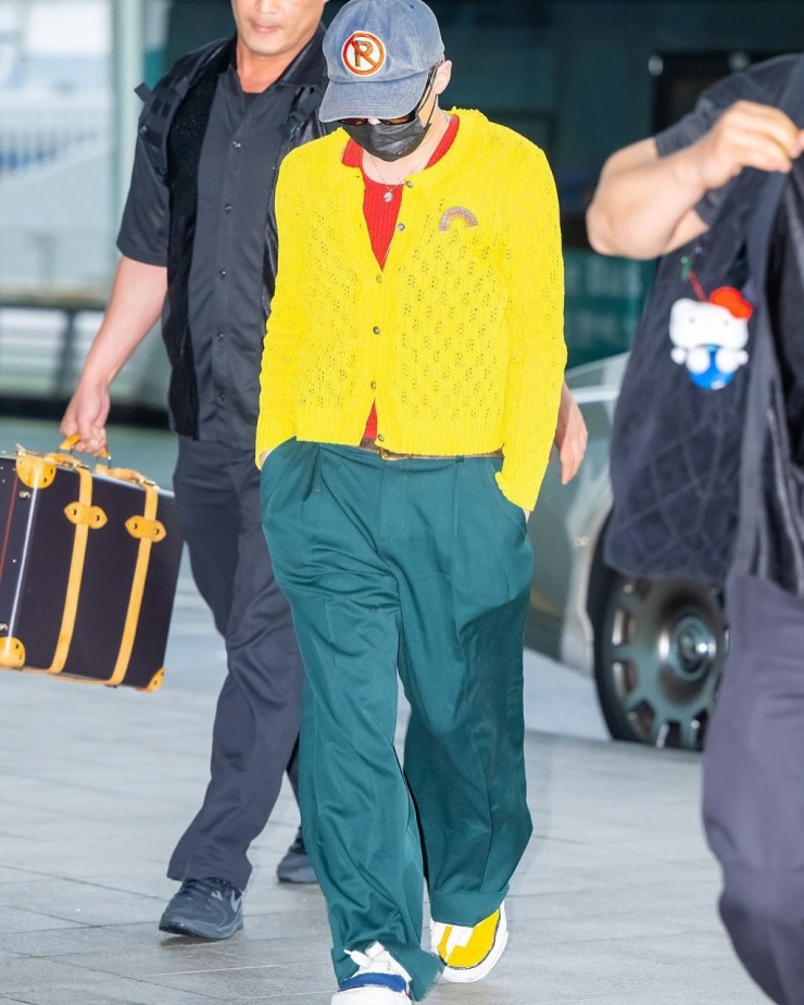 Hôm 20/6, G-Dragon bay từ Hàn Quốc đến Việt Nam để biểu diễn trong đại nhạc hội tại SVĐ Mỹ Đình diễn ra tối 21/6. 'Ông hoàng K-pop' gây chú ý ở sân bay với bộ trang phục sặc sỡ, phối các tông màu vàng - đỏ - xanh.