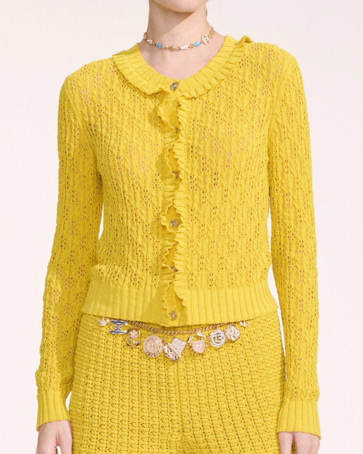 Mẫu cardigan G-Dragon diện nằm trong bộ sưu tập Resort 2025 của Chanel - thương hiệu mà anh là đại sứ. Thiết kế mang âm hưởng vintage, giá bán 3.200 USD (khoảng 84 triệu đồng).