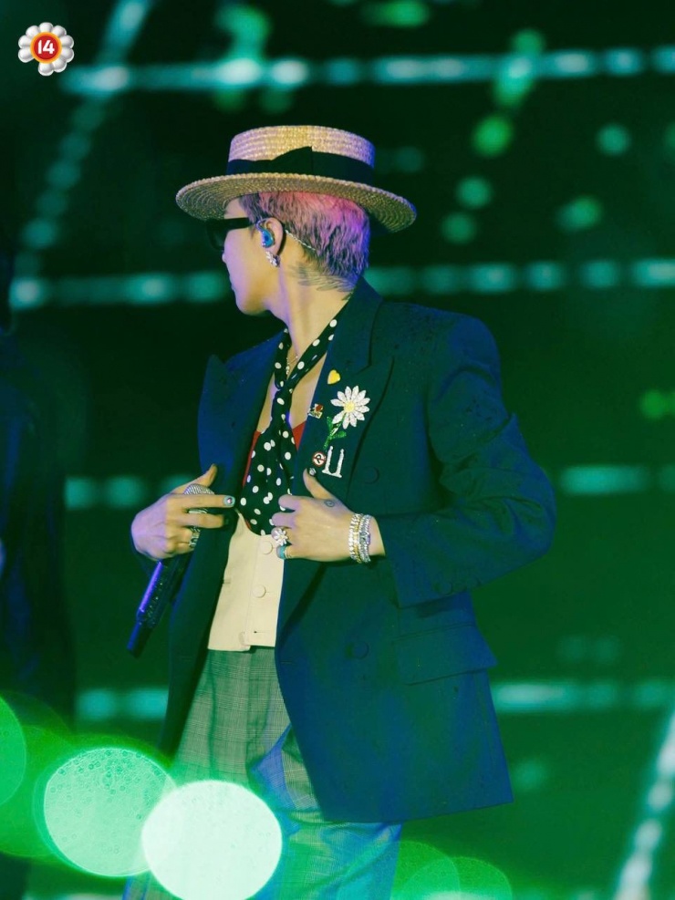 Loạt outfit gần đây của G-Dragon có cùng kiểu phối: