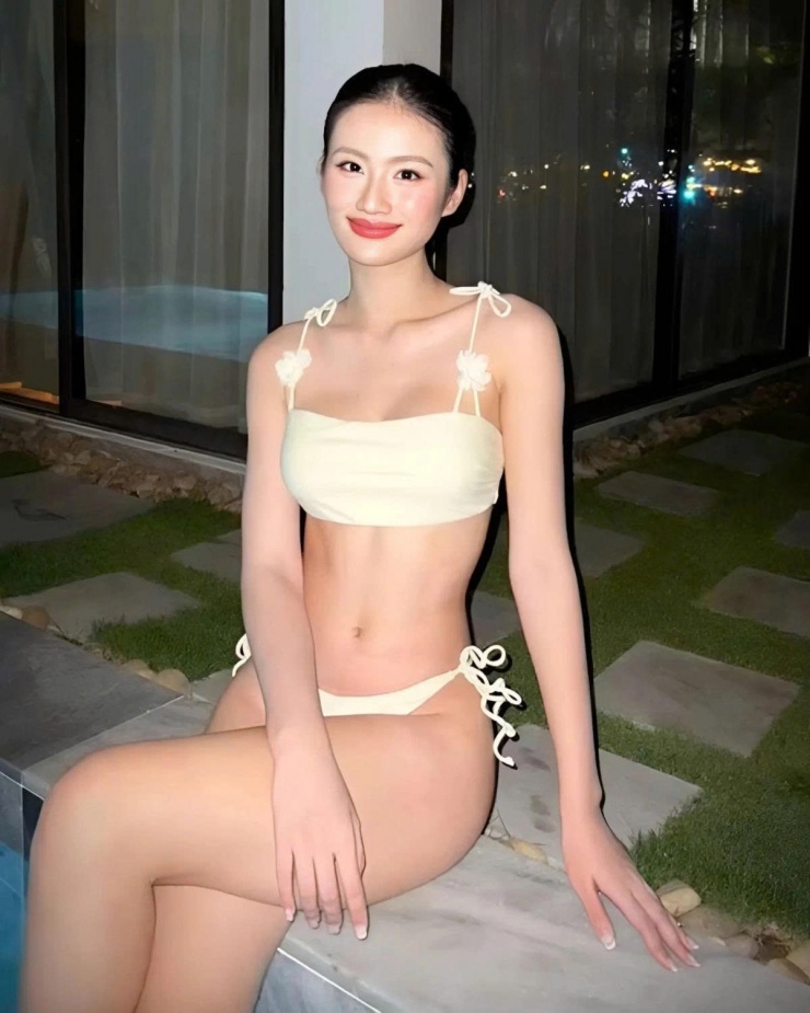 Hoa hậu Ý Nhi vừa có khoảng thời gian nghỉ ngơi sau khi trở về từ Miss World 2025. Trong một chuyến du lịch, cô thu hút chú ý khi diện bộ bikini hai mảnh màu vàng kem khoe vóc dáng. Thiết kế gồm áo cúp ngực phối cùng quần buộc dây khoét hông cao.