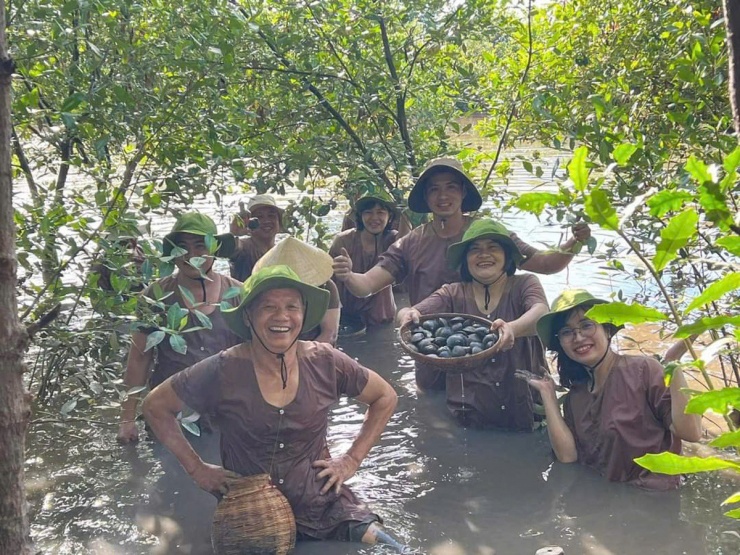 Trải nghiệm làm nông dân khi về Bình Đại