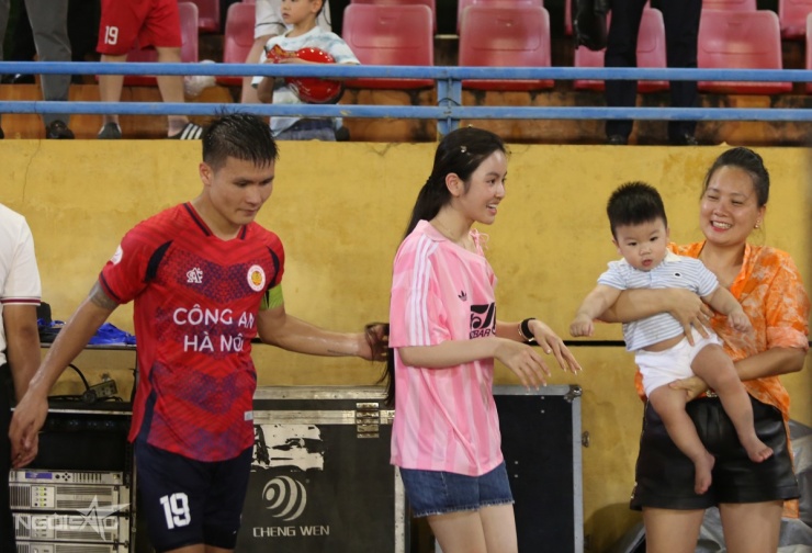 Quang Hải đưa gia đình nội, ngoại xuống sân ăn mừng - 2