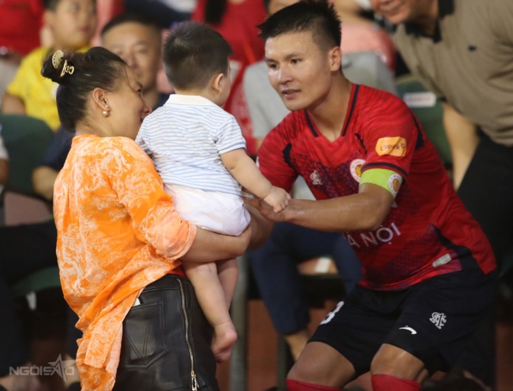 Quang Hải đưa gia đình nội, ngoại xuống sân ăn mừng - 1