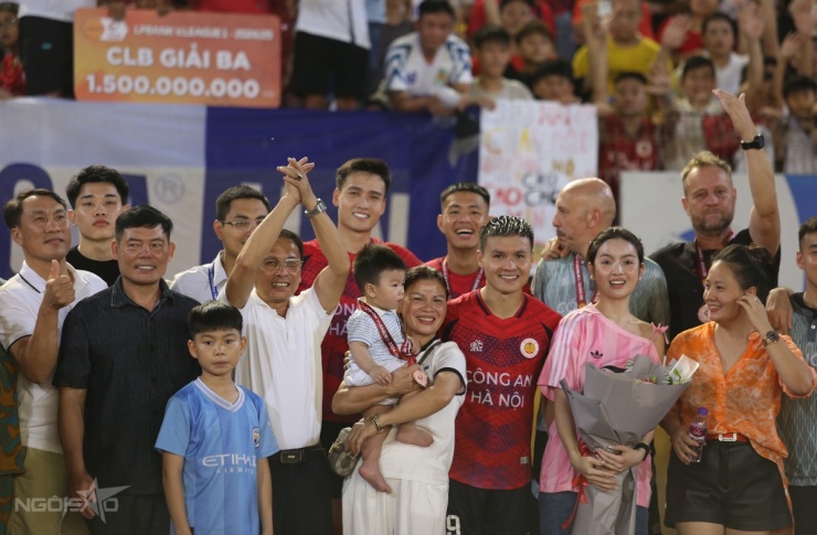 Quang Hải đưa gia đình nội, ngoại xuống sân ăn mừng - 7