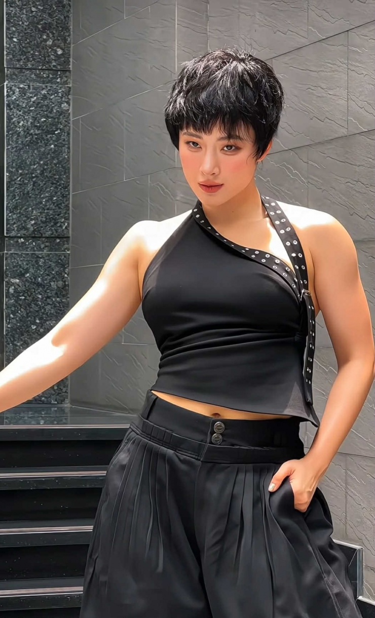 Từ khi tập luyện nặng trở lại, Angela Phương Trinh cũng chuộng ăn diện phong các menswear và dùng tóc giả dáng ngắn, tỉa layer để hoàn thiện vẻ ngoài.