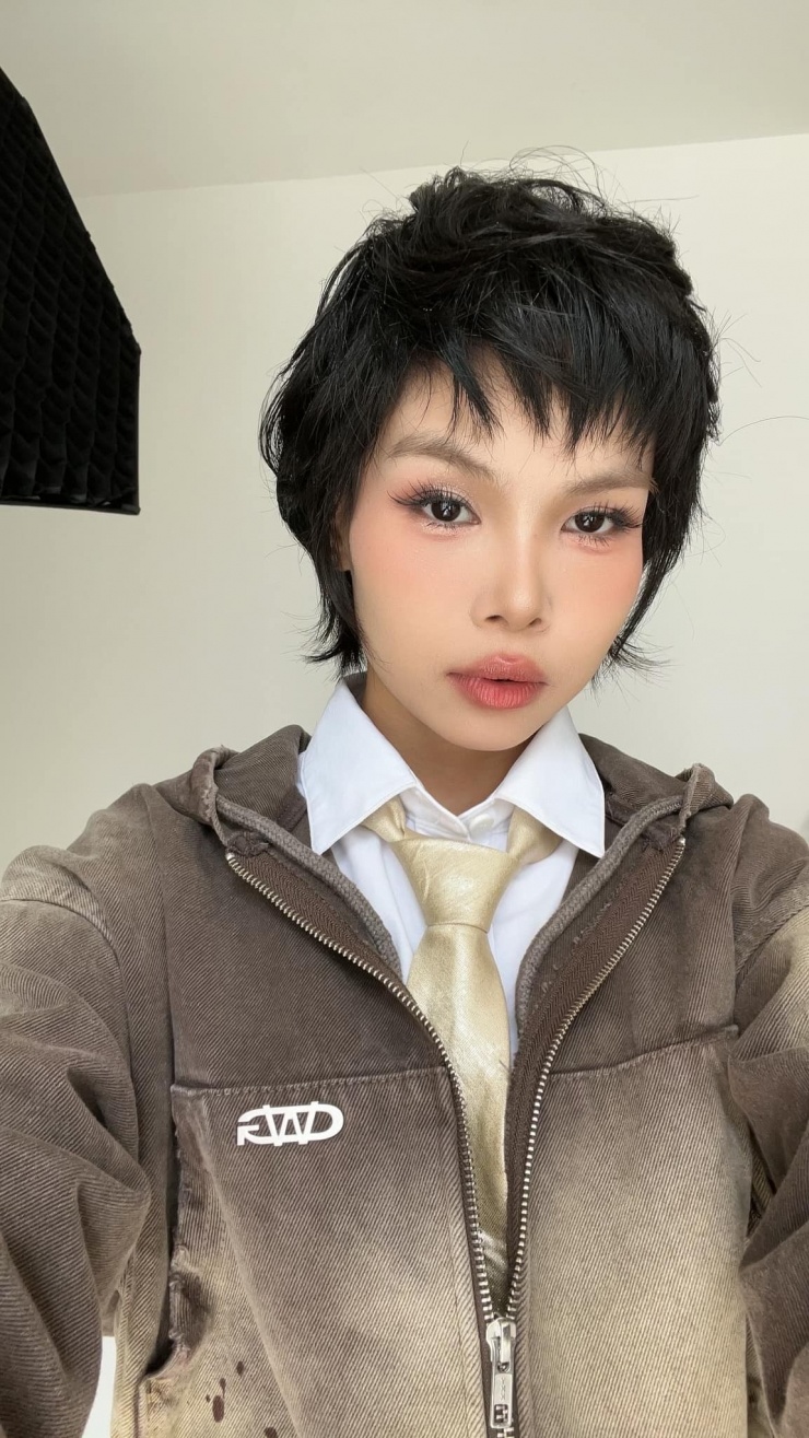 Rapper Liu Grace tạo điểm nhấn cho kiểu tóc ngắn bằng với lọn tóc uốn xoăn nhẹ, vuốt theo các hướng khác nhau, tạo vẻ ngoài cá tính, nổi loạn.