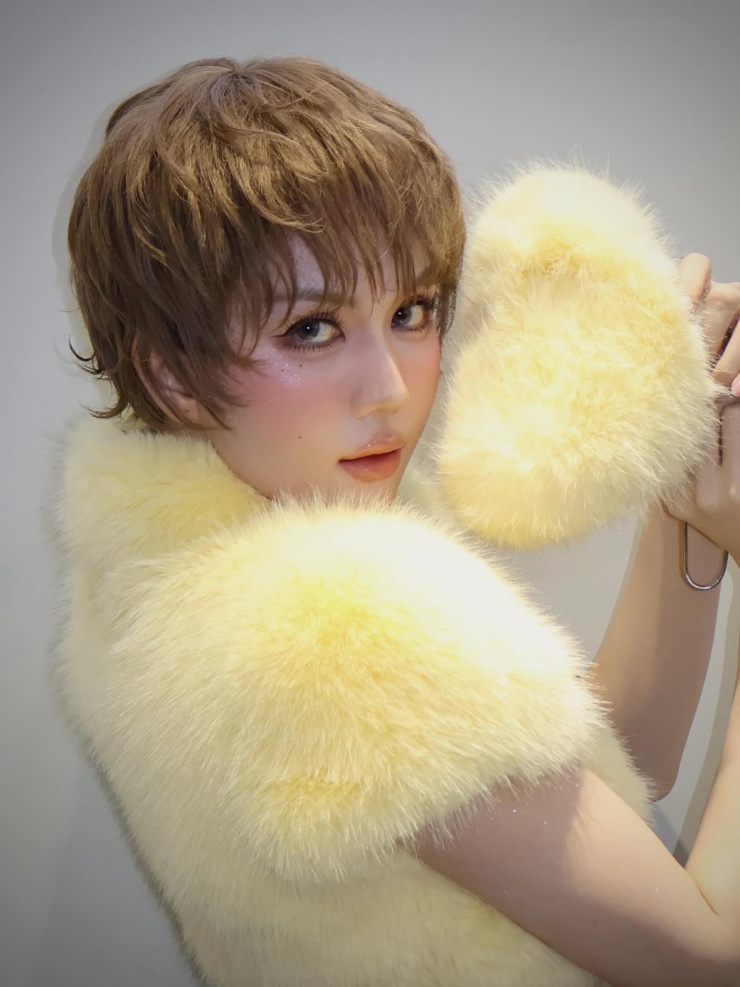 Dự sự kiện thời trang hôm 10/6, Ngọc Trinh chọn kiểu tóc tém tomboy nhuộm tone vàng nâu. Các lọn tóc được uốn xoăn nhẹ, tạo kiểu lộn xộn, mang lại vẻ phóng khoáng, cá tính.
