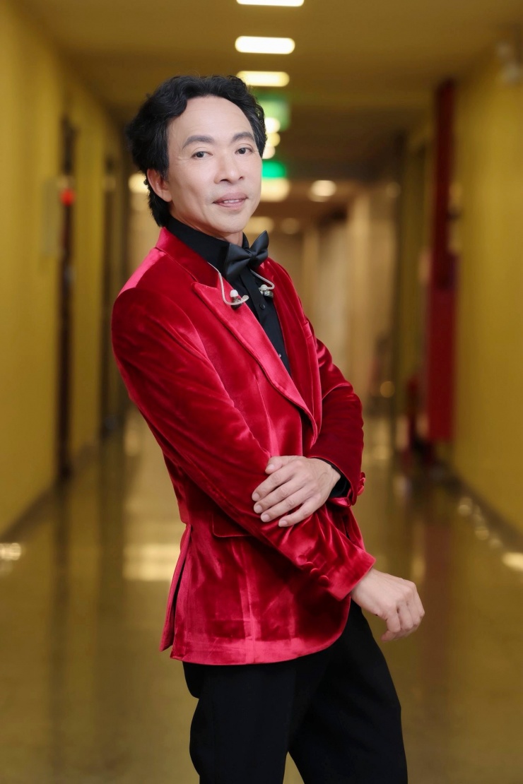 NSƯT Việt Hoàn.