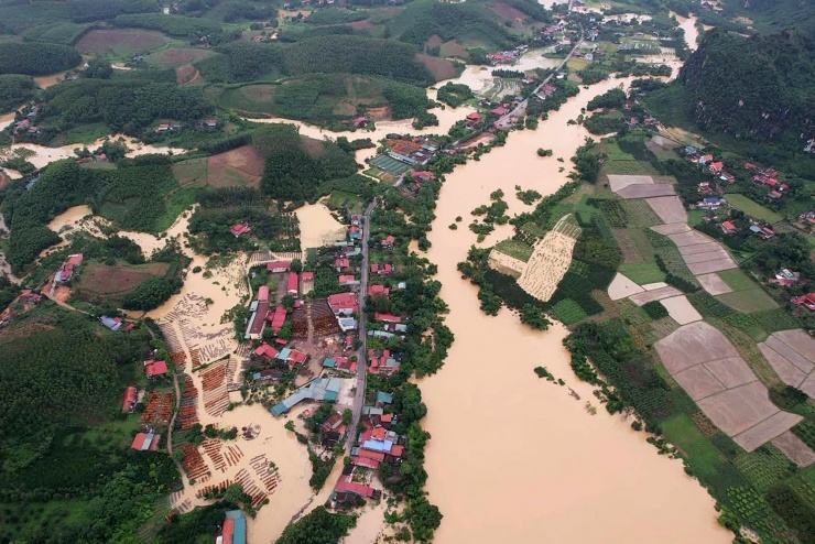 Nước sông Trung đang ở mức báo động 3. Ảnh: Đức Sơn