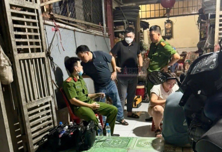 Cơ quan chức năng có mặt tại hiện trường để điều tra làm rõ nguyên nhân. Ảnh: VH.