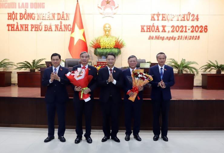 Lãnh đạo HĐND TP Đà Nẵng tặng hoa cho ông Lê Trung Chinh (thứ 2 từ trái sang) và ông Lê Văn Trung tại kỳ họp